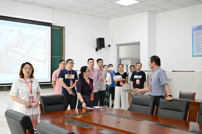 校领导带队开展开学第一天教学检查5.jpg