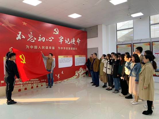 clip_image002.jpg 说明: C:\Users\Administrator\Desktop\商学院教工党支部参观国政管\2.jpeg