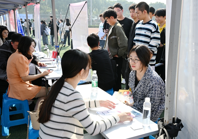 太湖学院举行2024届毕业生就业校园招聘会11 (1).jpg