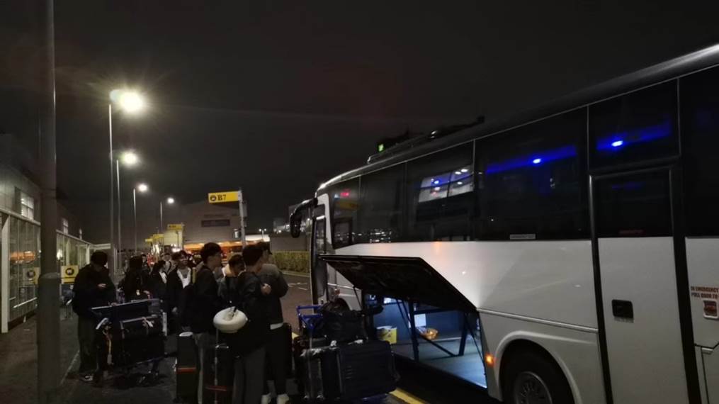 夜晚的巴士 低可信度描述已自动生成