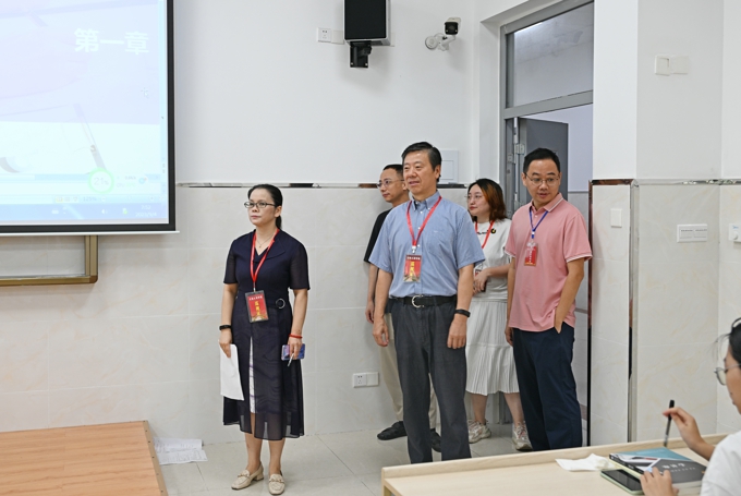 校领导带队开展开学第一天教学检查2.jpg